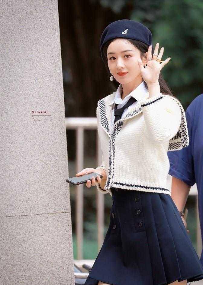 赵丽颖果然是"富婆",穿2万针织开衫上班,配贝雷帽像小姑娘_效果_少女