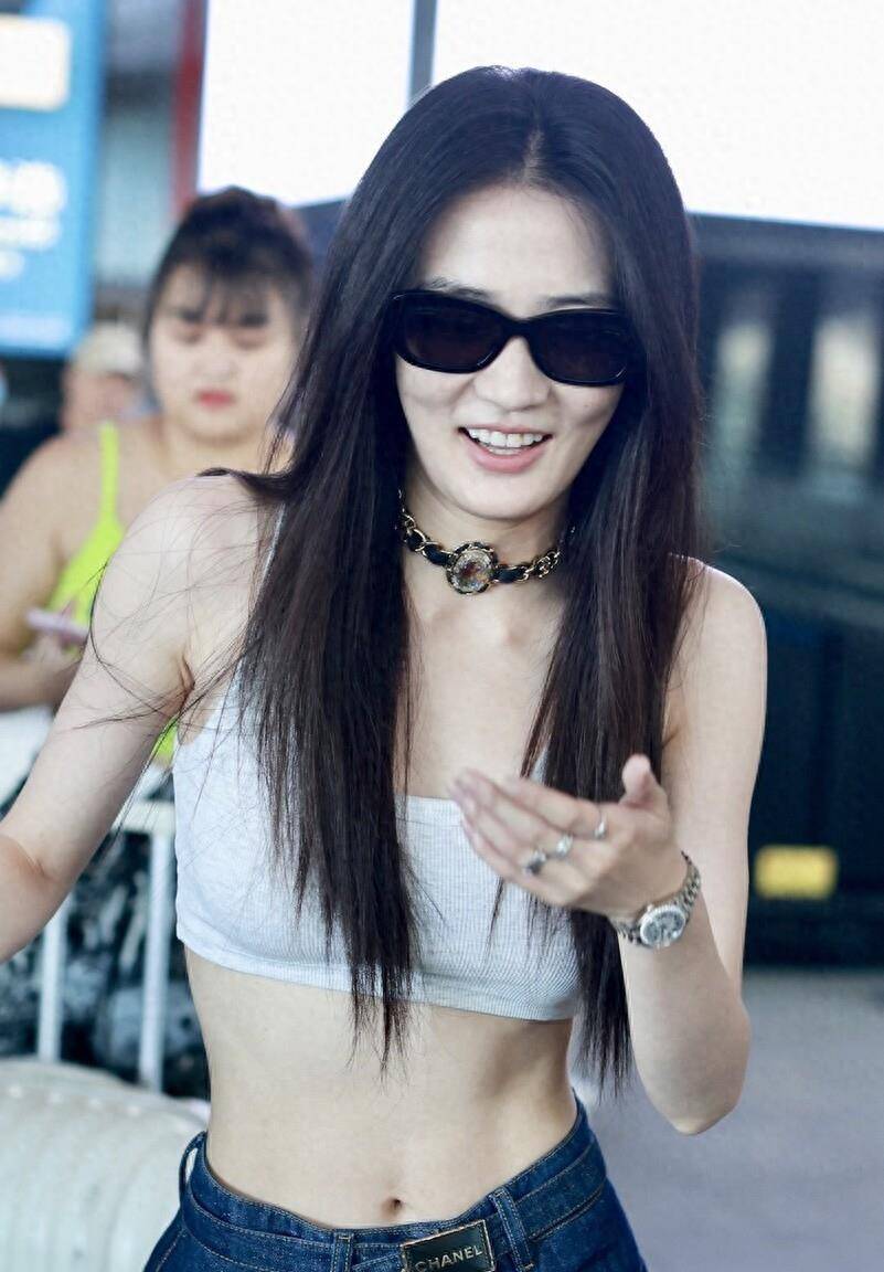 美少女徐璐在首都机场大秀好身材,她的时尚手表太引人注目了,价值不菲