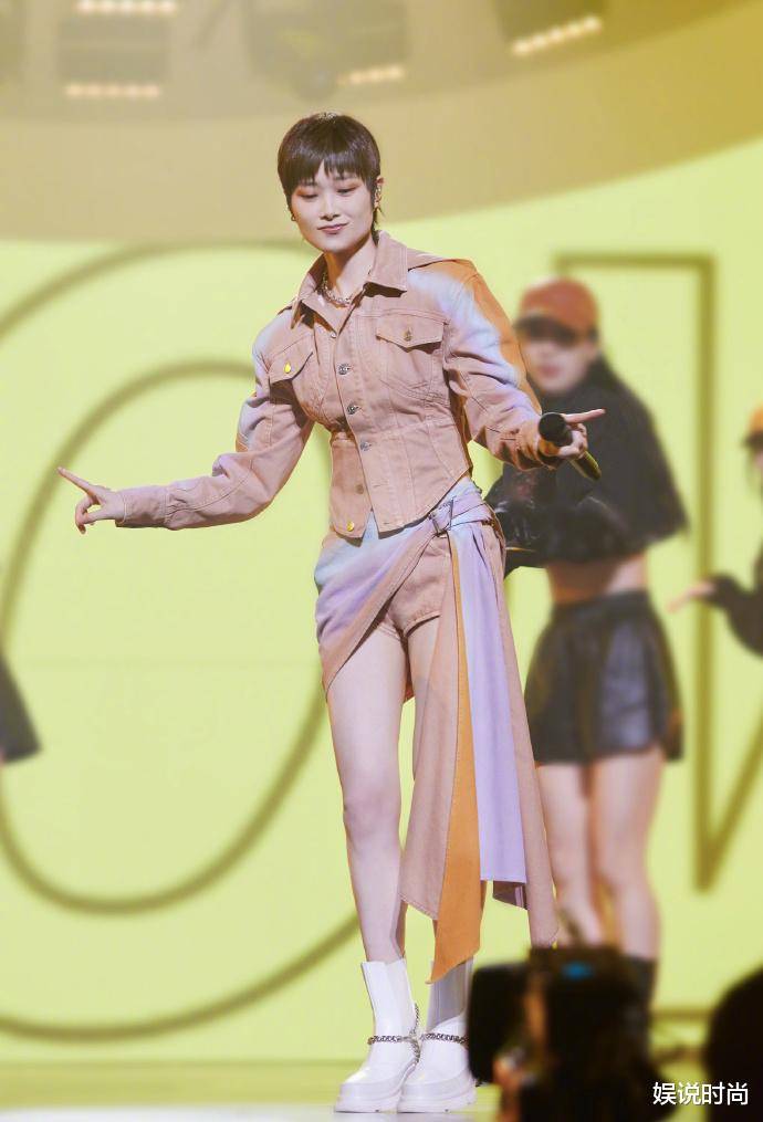 李宇春才是时髦精,tomboy和甜辣风格完美结合,酷飒又时髦_个性化_时尚
