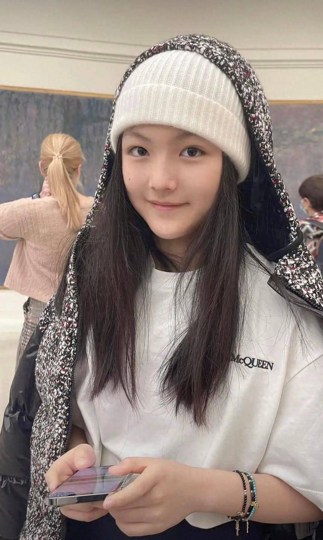 李湘带女儿国外看画展,王诗龄简约装扮过万元,瘦下来模样大变_外套