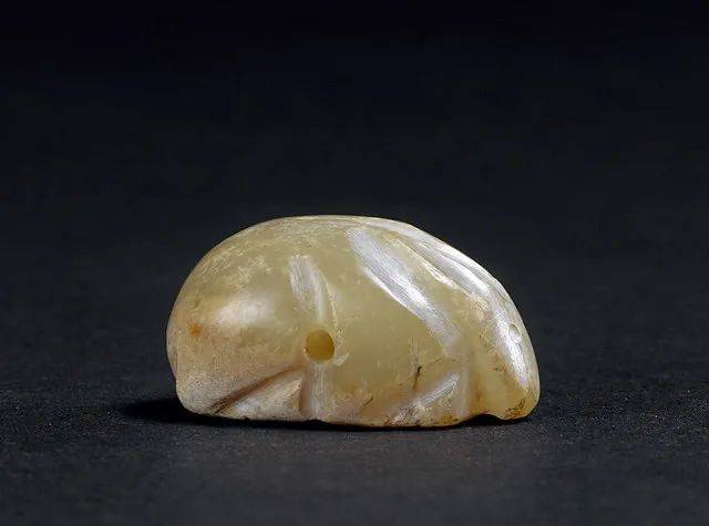 lot0485 汉 圆雕玉兔尺寸:高1.3cm;宽2.3cm;厚1.