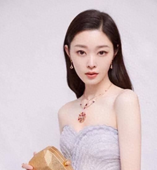 北京时间10月18日中午,中国娱乐圈传来了赵丽颖的消息!