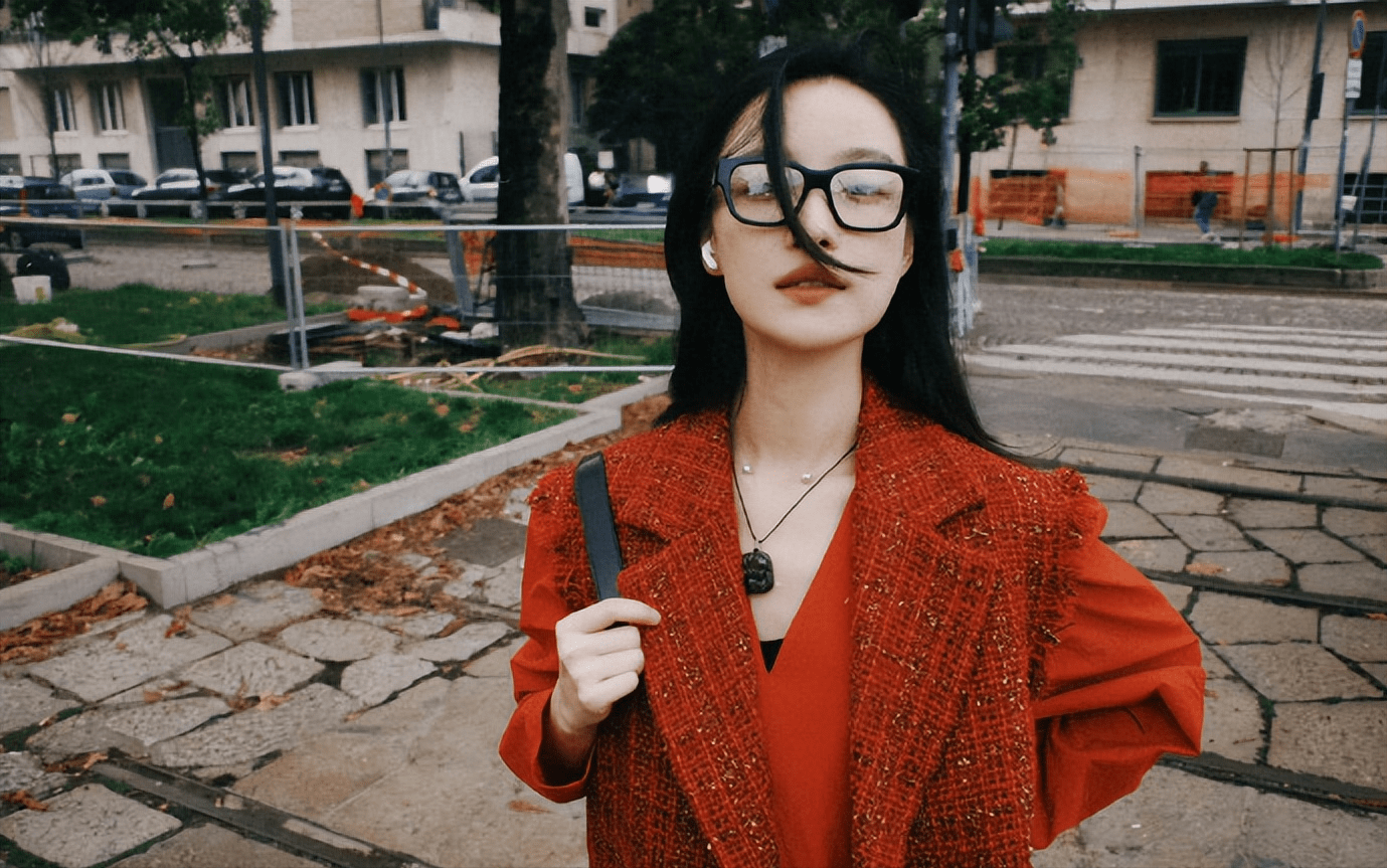 "河南倪妮"收银员走红,五官精致身材高挑,比倪妮本人好看_直播_女孩