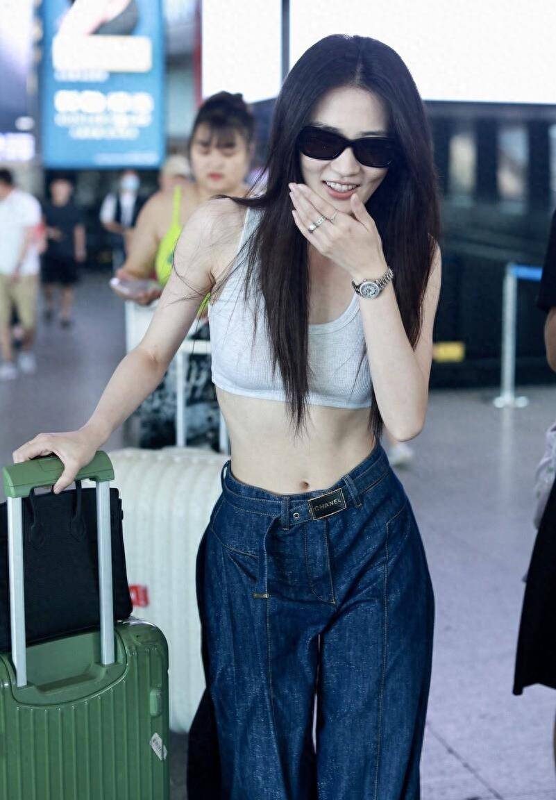 美少女徐璐在首都机场大秀好身材,她的时尚手表太引人注目了,价值不菲