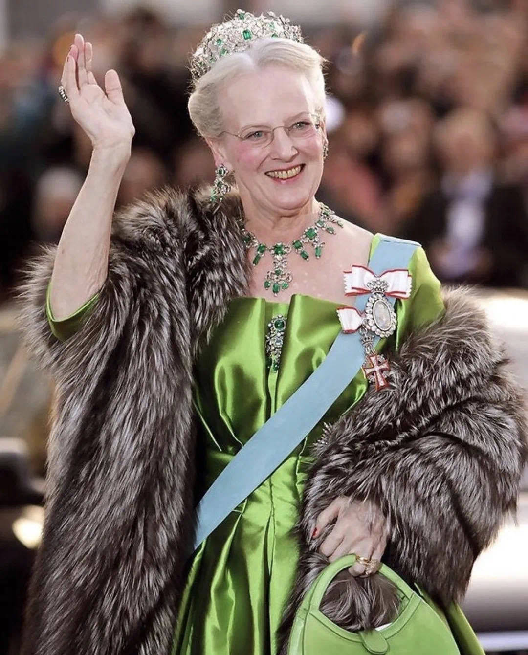 丹麦女王:78岁给自己设计棺材,81岁做兼职,83岁戒烟,被王位耽误的时尚