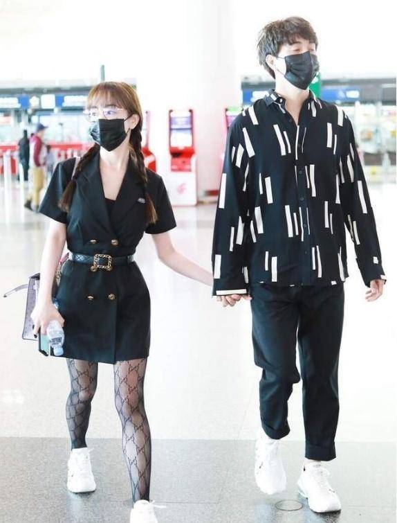 最美不过撒娇的张檬,黑色渔网丝袜搭配修身西服尽显模特身姿!