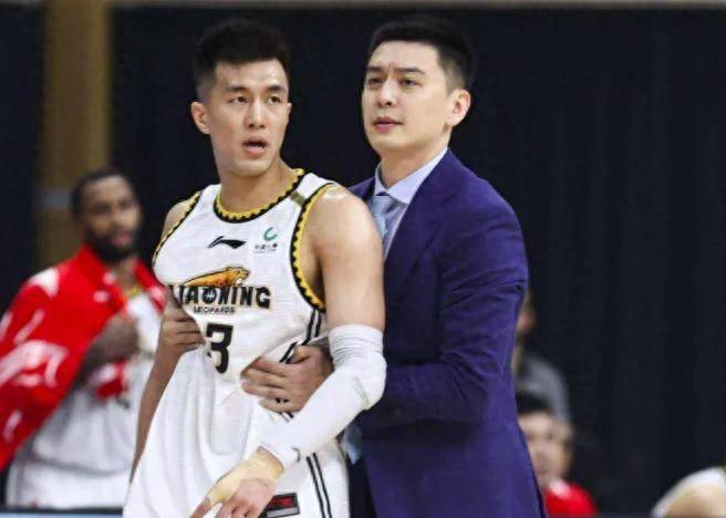 苏群在赛后与郭艾伦连线询问腿伤恢复情况,郭艾伦说:"自己属于是悲惨