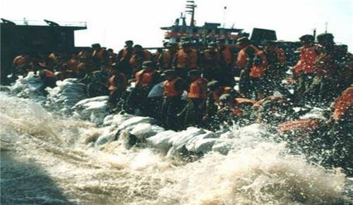 98年特大洪水,7岁女孩抱树9小时被救,22年后,她