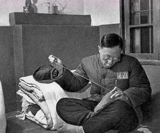 末代皇帝溥仪珍贵照片:劳改所中种花,还"客串"一段时间医生_改造_因为