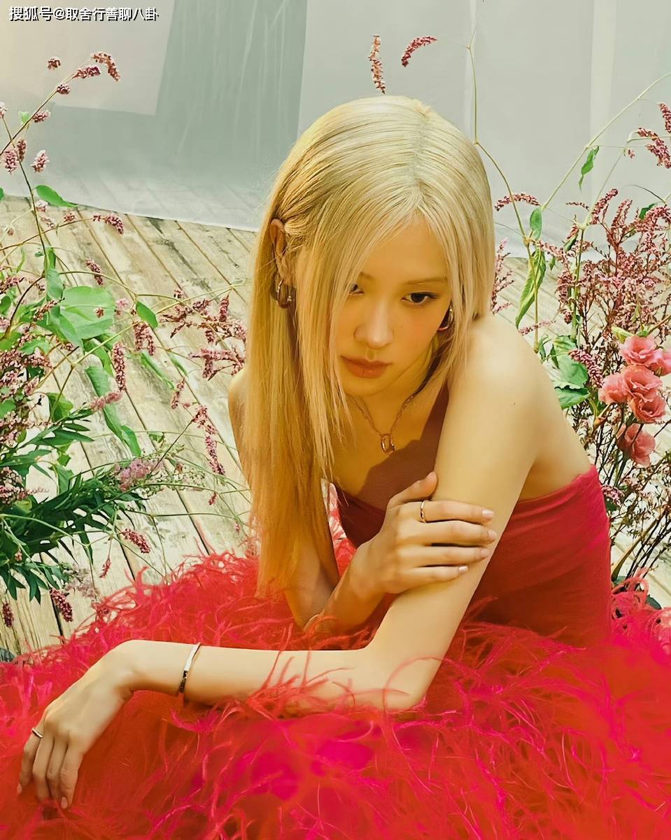 朴彩英最新美照曝光,穿芭比粉羽毛裙妩媚勾人,小秀香肩风情万种_照片