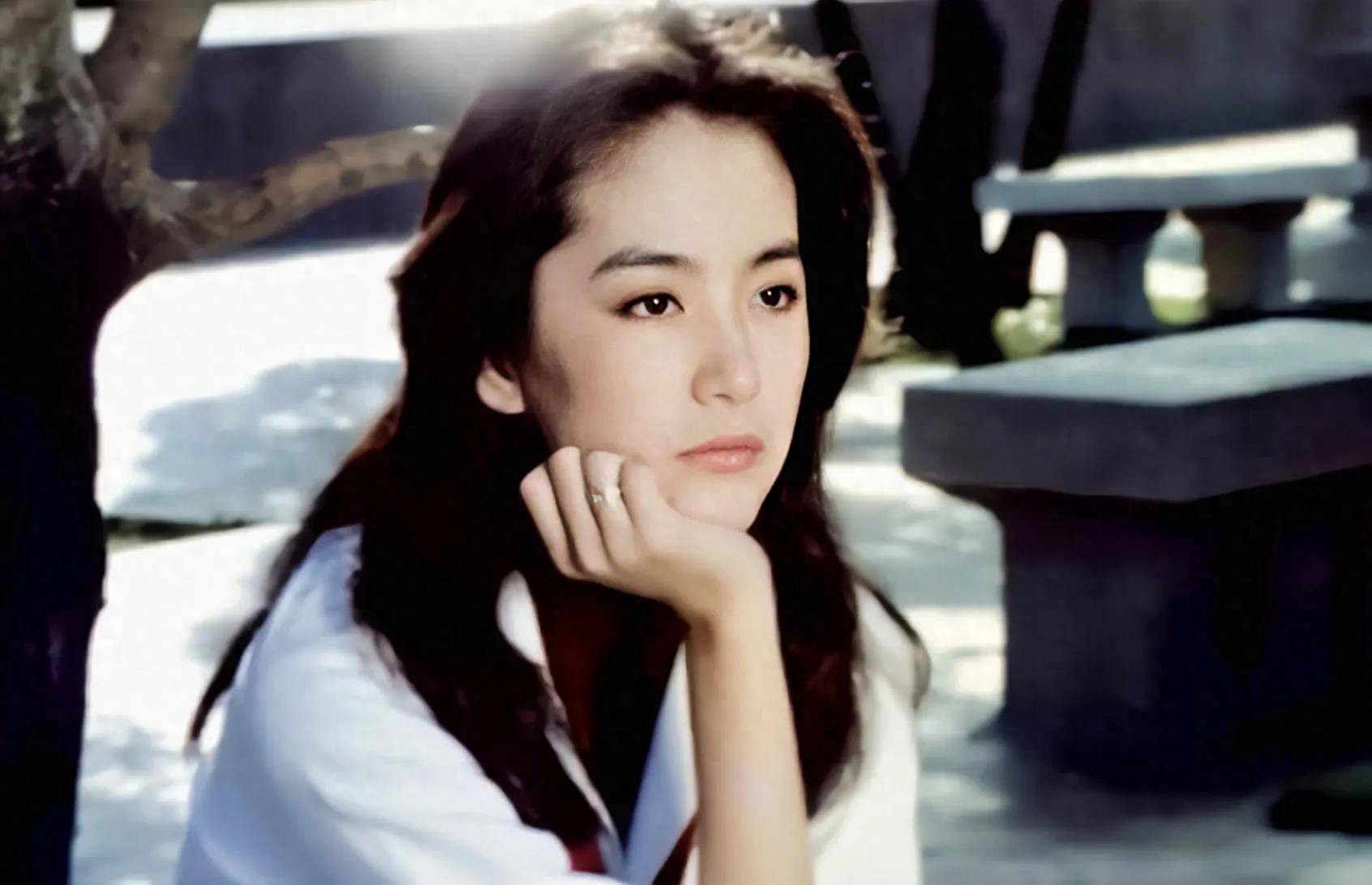 港片中5大女神"经典镜头",邱淑贞叼牌,朱茵眨眼,你最喜欢谁_张敏_时尚