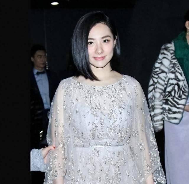 除了演员身份之外,刘璇还当过主持人,曾担任过多场大型晚会的主持人.