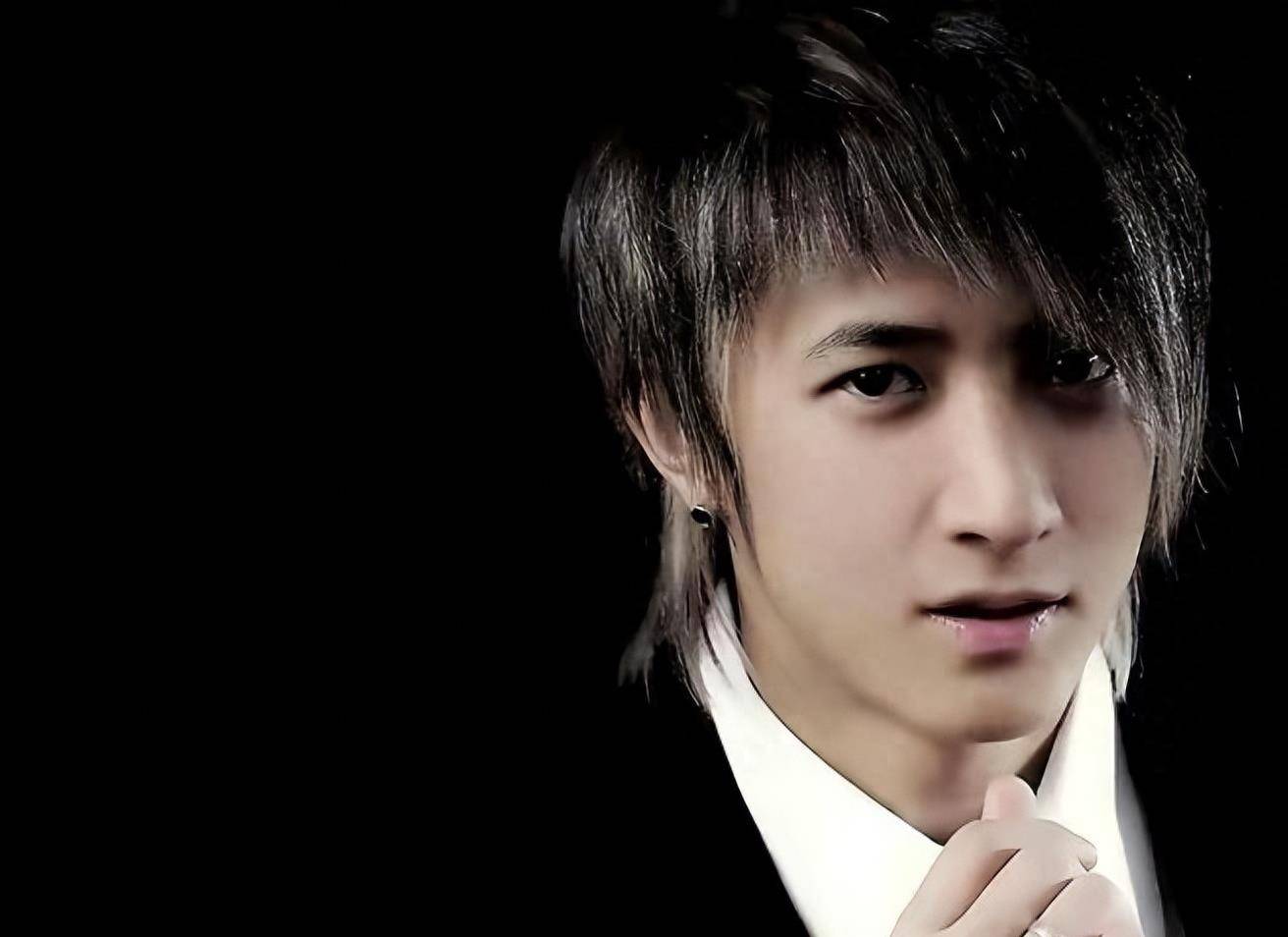 作为韩庚的发小,他帮着韩庚和sm公司打官司,并乘势加盟乐华娱乐.