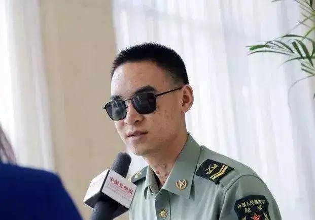 "排雷英雄"杜富国,和平年代被授一等功,一家四兄妹皆坚守一线_杜俊