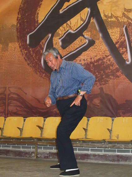 陈伯祥先生给学员讲解陈氏太极拳小架动作陈伯祥先生给学员讲解陈氏