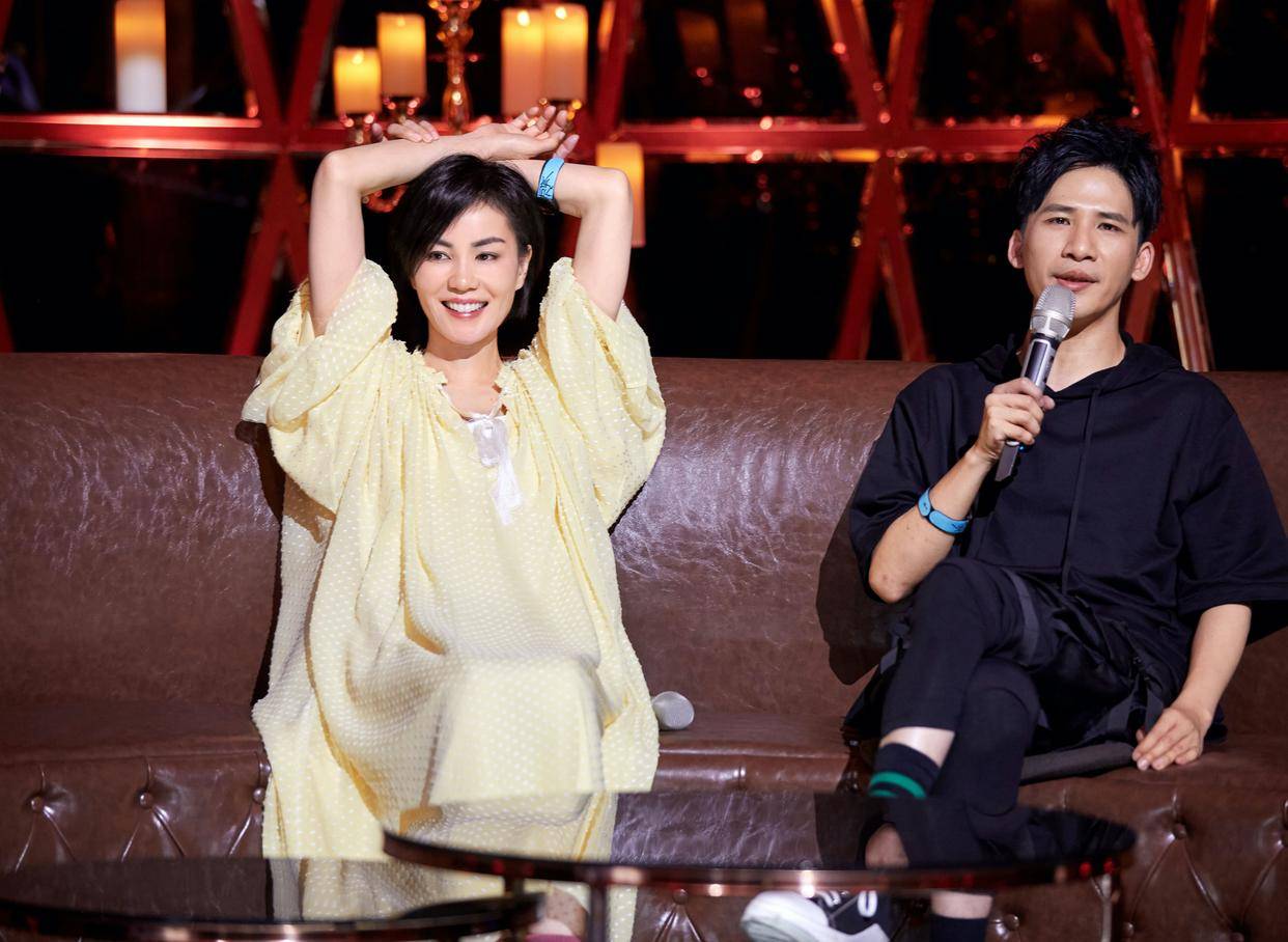 王菲调皮故意逗弄好友,网友激动回忆经典港产片_谢霆锋_香港_刘嘉玲