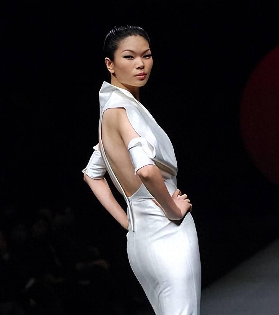 维密超模吕燕:丑出天际逆袭嫁给法国贵族,如今混血儿子颜值超高_时尚