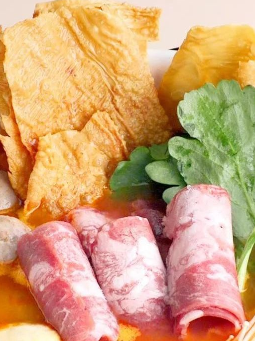 做法方便面我用的华丰2袋;胡萝卜1/3根刨丝;洋葱1/4个切丝;火腿肠一根