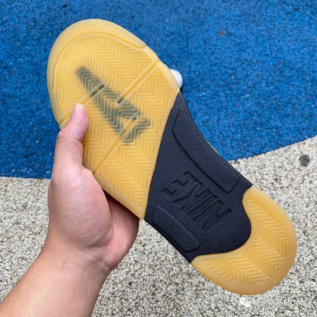 八,鞋盒及附件除鞋盒包装采用专属封绘外,还附赠 3 色鞋带可供替换