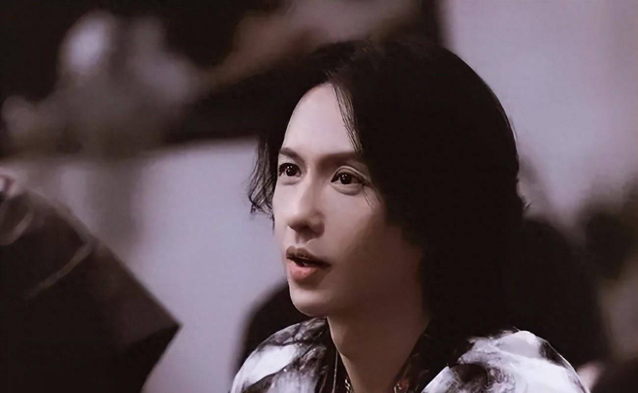 中国摇滚乐坛的美男主唱,他们身上总有一种桀骜不驯_郑钧_音乐_气质