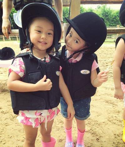 奥莉和甜馨参加《爸爸回来了》后,如今两个小可爱不同的人生经历_孩子