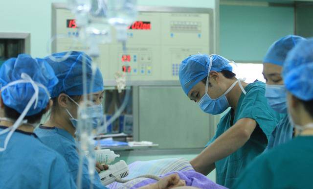 37岁女子怀孕8个月,子宫里胎儿离奇消失,剖腹产手术吓坏医生_赵凤琴