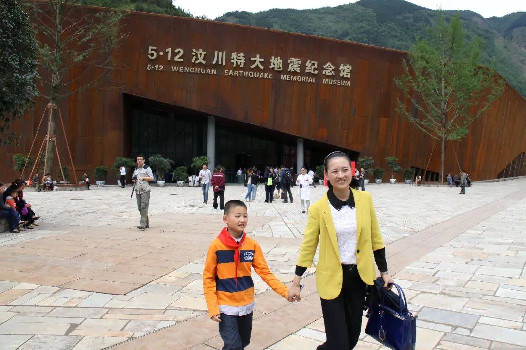 汶川"敬礼娃娃"郎铮:15年努力终圆北大梦_杨卫华_解放军_孩子