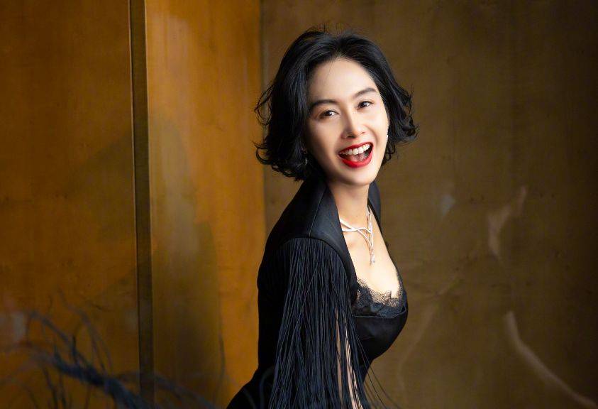 52岁朱茵在迪士尼被偶遇,穿红色方领裙很少女,完全没有岁月痕迹