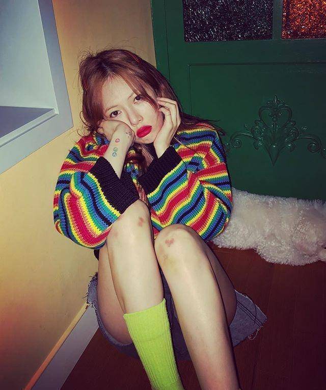 韩国女星泫雅眼神迷离装无辜很可爱,膝盖上清晰伤痕引人担心_网友