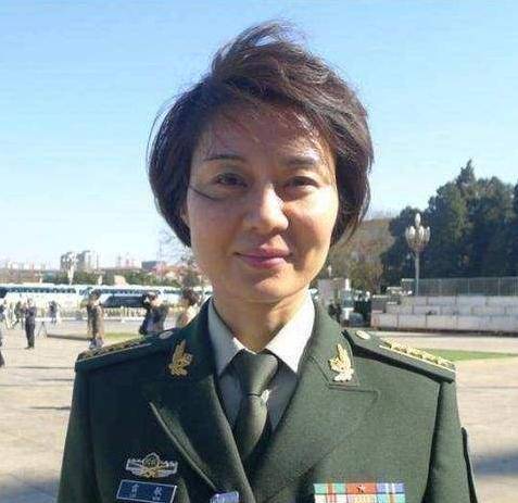 她17岁进女子特警队,现在是大校警衔,老公是一位普通保安_雷敏_训练