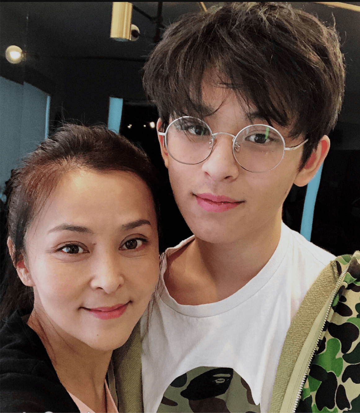 演员何音:与黄志忠离婚后,再婚嫁小9岁丈夫,一起养大前夫儿子_表演