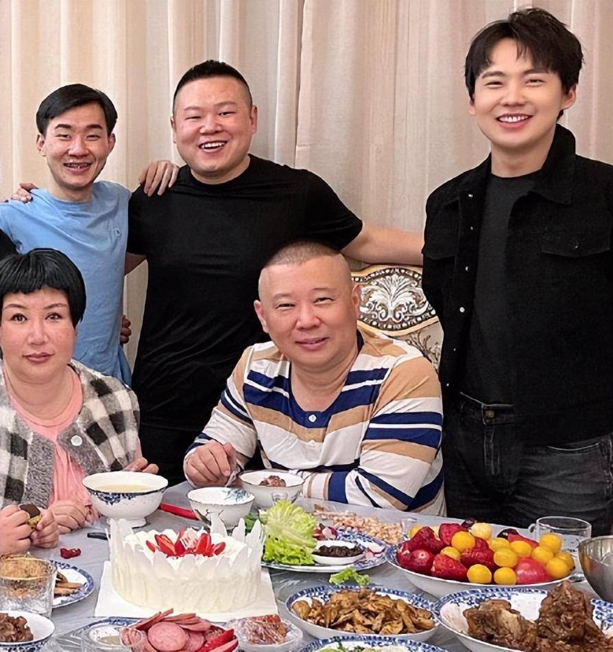 德云社弟子夫妻对比,岳云鹏的老婆最旺夫,"烧饼"的妻子最漂亮_曹鹤阳
