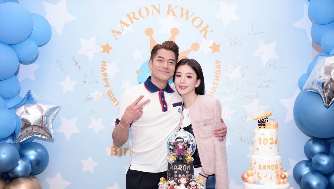 方媛晒全家福为老公庆生,58岁郭富城不显老,俩女儿高颜值抢镜_郭天王