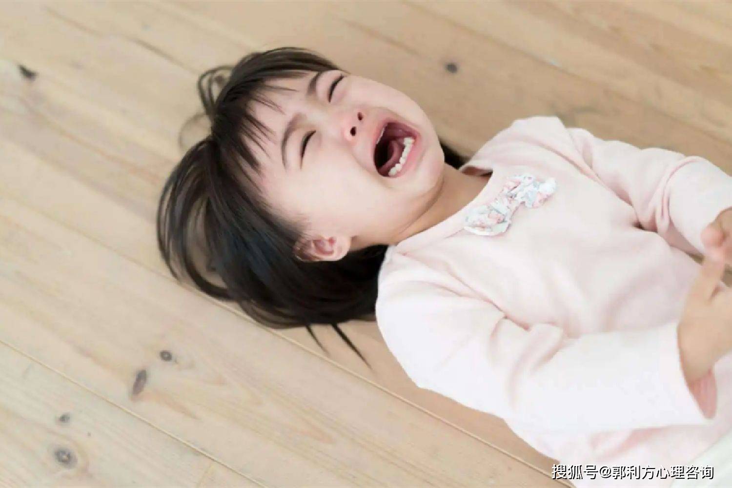 育儿崩溃瞬间:夜里小孩哭闹,老婆发疯似的骂孩子,怎么办?