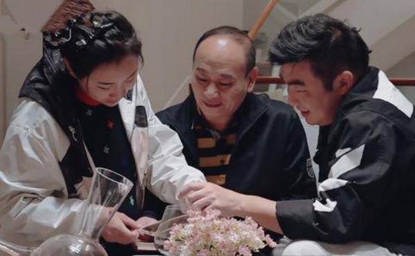 何雯娜看老照片被触动蹲地上哭,亲爸忙着安慰,老公却在嗑瓜子?