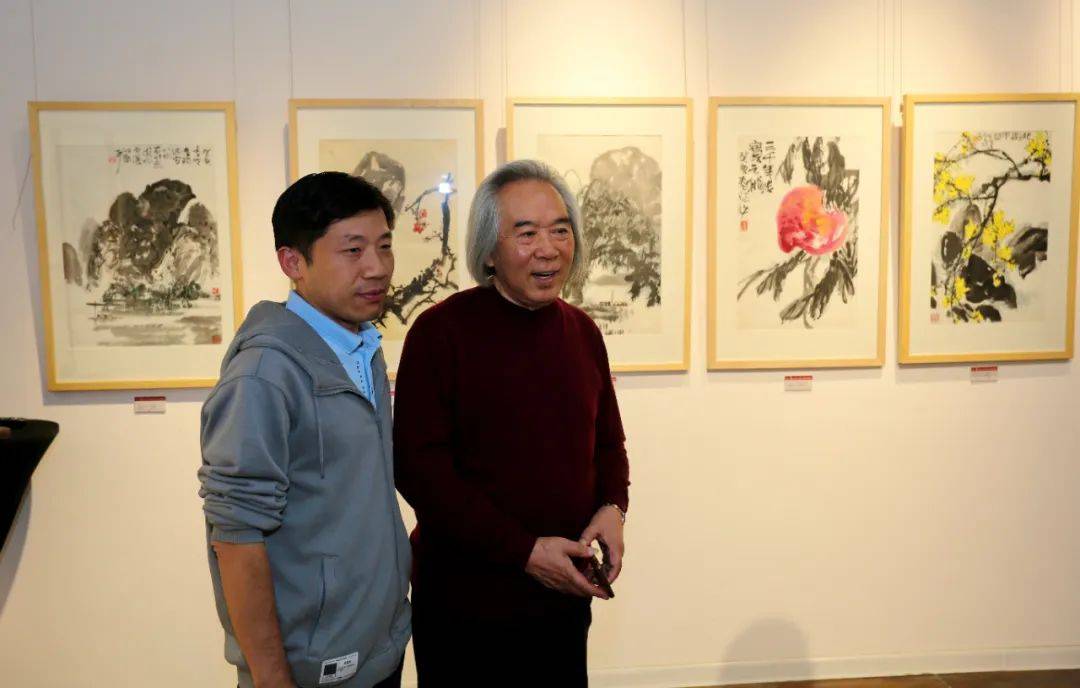 观看作品画展开幕仪式由玺朗艺术空间总经理萧冰主持天津工艺美院教授