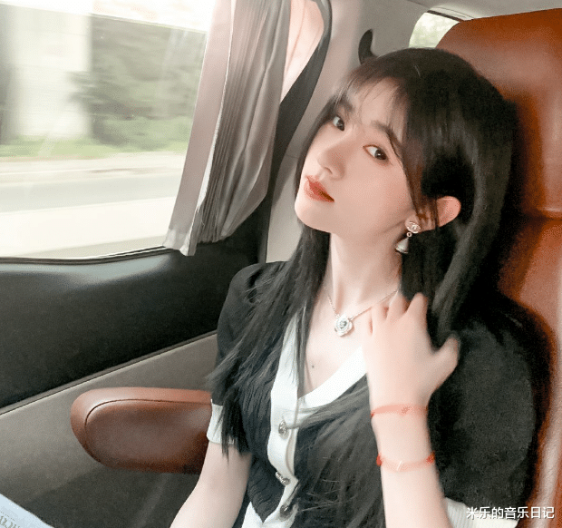 甜妹鞠婧祎温柔的嗓音,总能带给人美好与心动!_舞台_月色_旋律