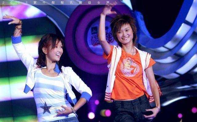 何洁穿牛仔短裙亮相机场,光美白脸没美白腿,导致颜色差异过大_李宇春