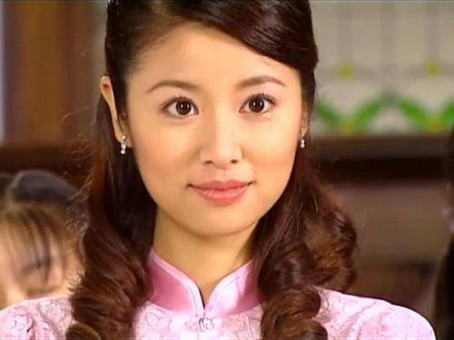 年轻时候的林心如,长相和气质都很有古典气质,辨识度很高,容貌端庄