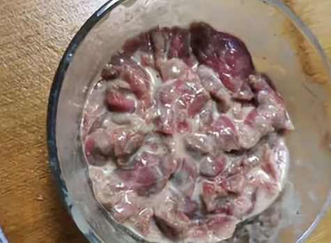 猪肉太贵不如吃牛肉，教你做水煮牛肉，牛肉麻辣鲜香，牛肉滑嫩(图3)