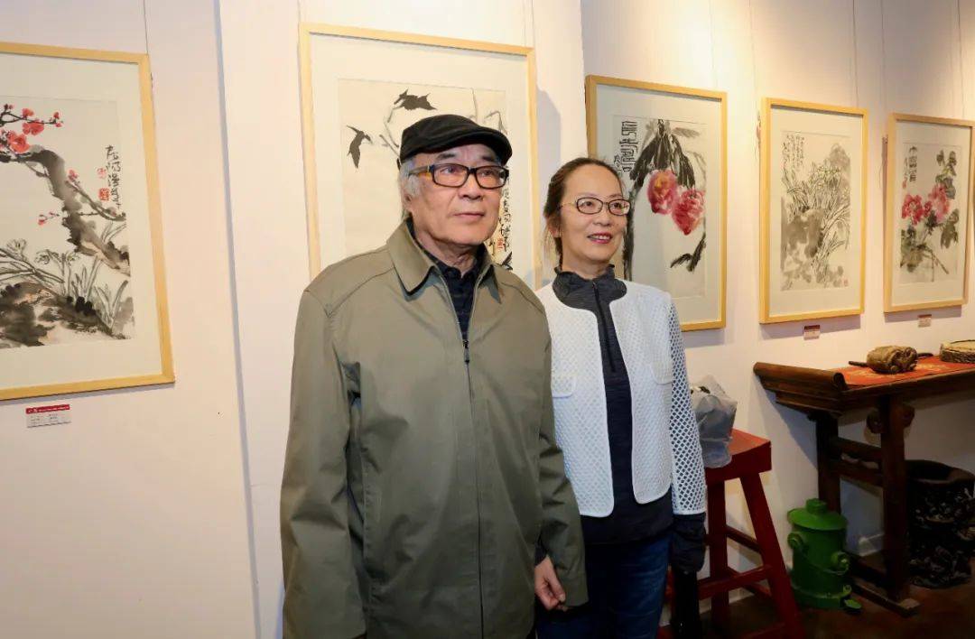 观看作品画展开幕仪式由玺朗艺术空间总经理萧冰主持天津工艺美院教授