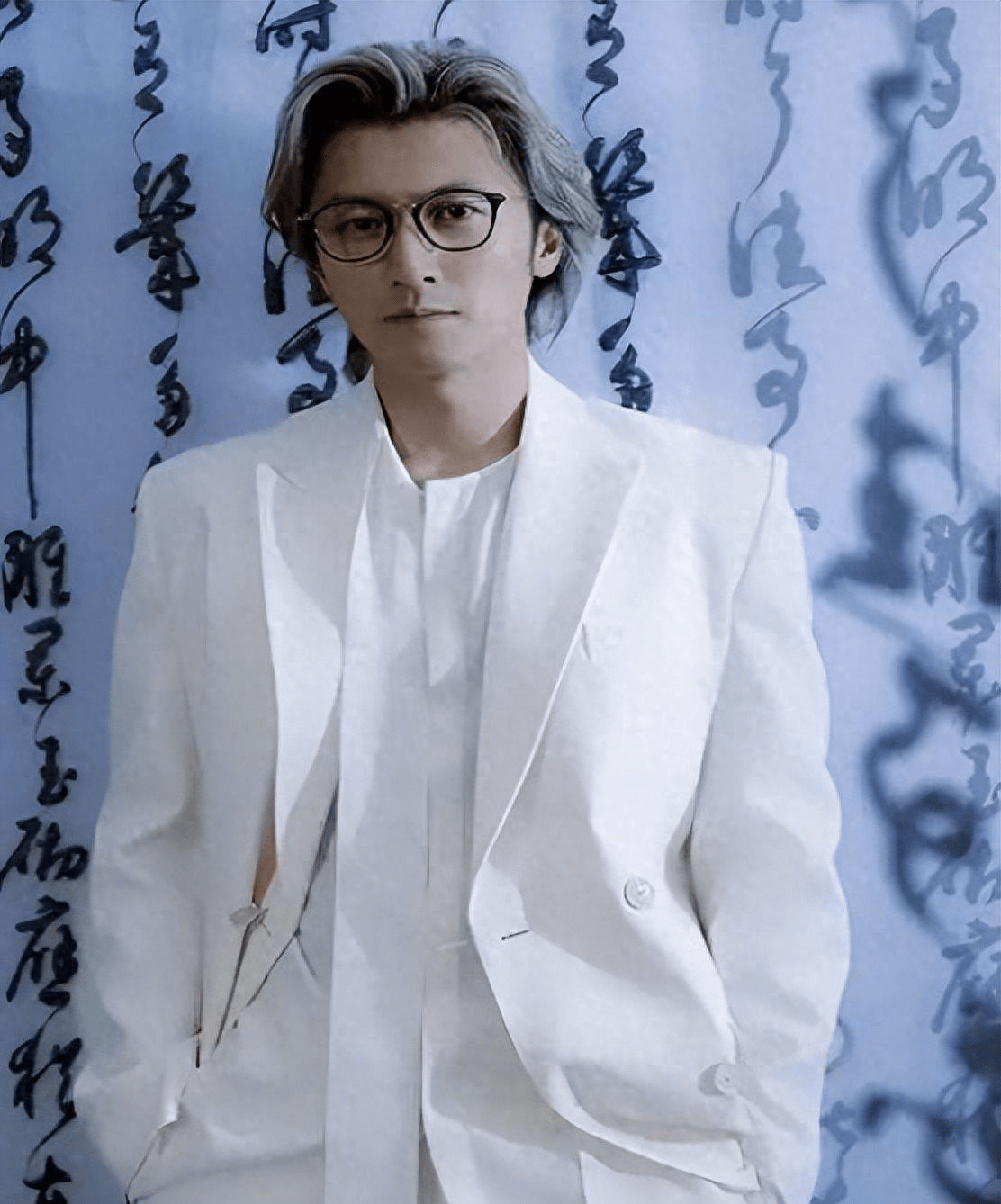 花臂谢霆锋,香港街头手持冒蓝火的加特林"嗒,嗒,嗒!"扫射