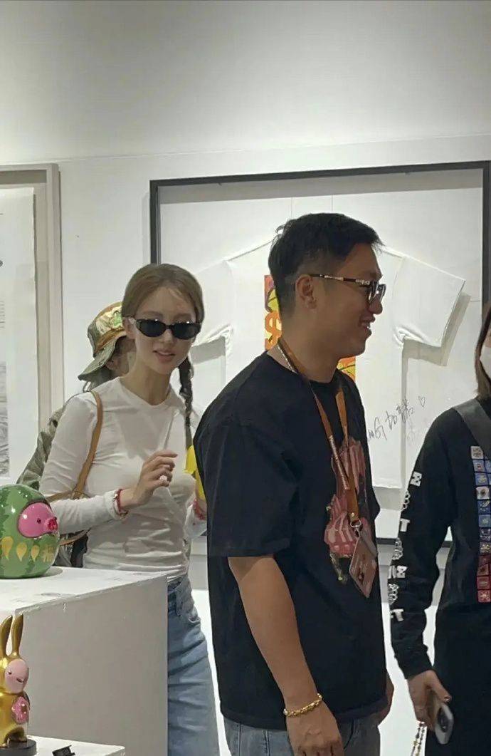 金晨穿透视装露出胸前一片纹身,路人吐槽:鼻子奇怪连呼吸都困难_时尚