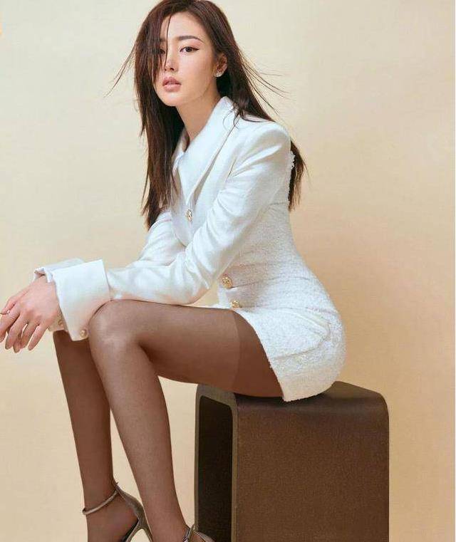 论颓废造型只服张天爱,黑色丝袜搭配白色制服女人味十足!