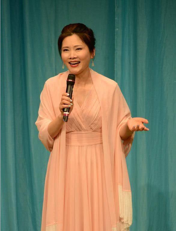 不久前的节目中,何赛飞先生还为戏曲演员所遭受的不公正发声,让大家