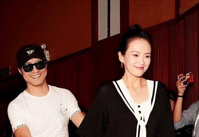 周一围还没亲章子怡就张开嘴了网友:嘴张得太早了,感觉迫不及待_朱丹