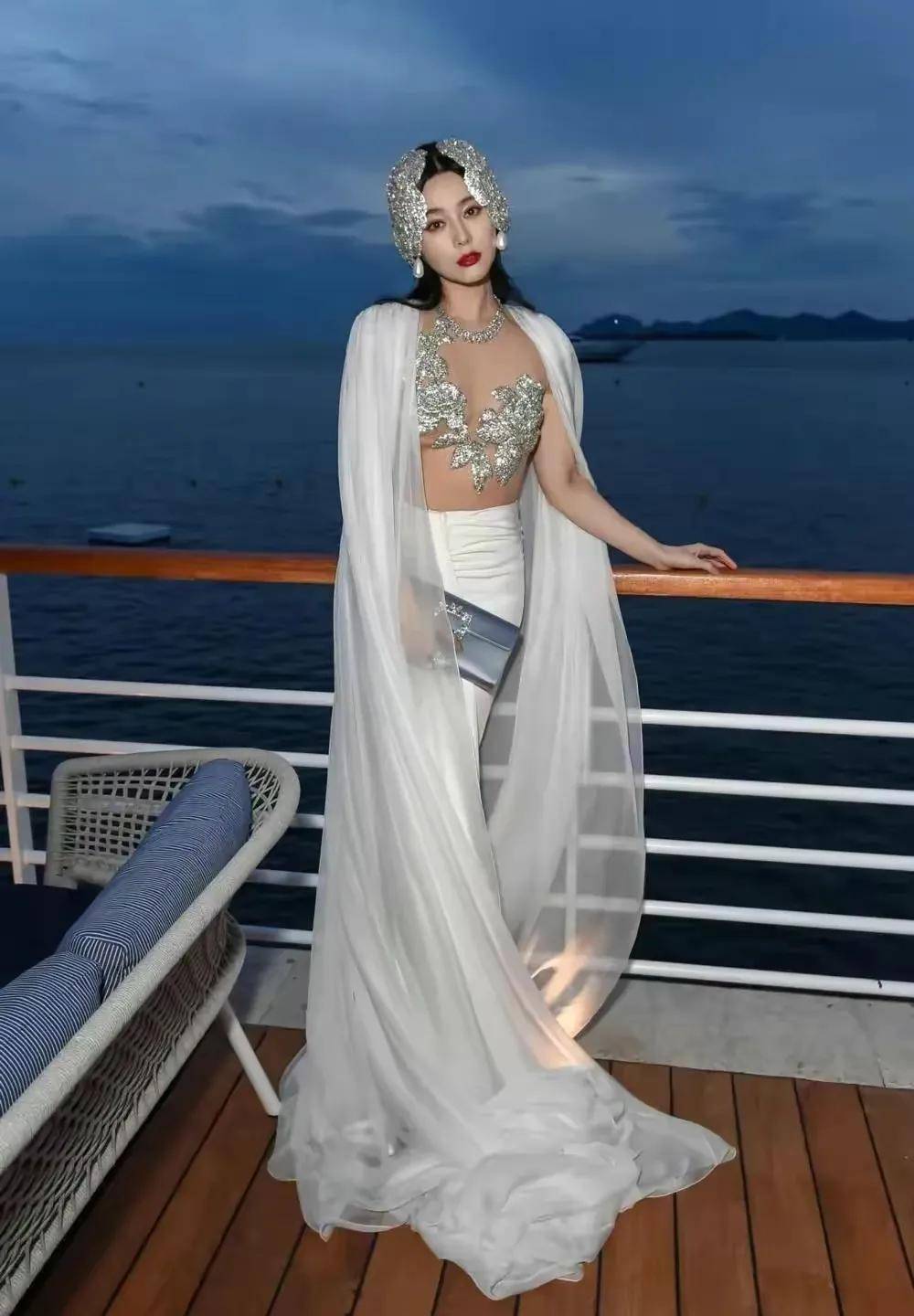 范冰冰八天十三次造型,你喜欢哪一个?_白色_中国_金色