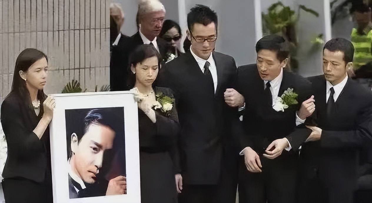 2003年,位于香港歌连臣角火葬场,张国荣遗体被送入火化炉,有一位身高