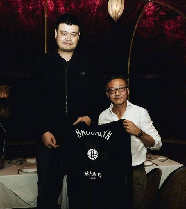 蔡崇信邀请姚明看篮网比赛,全场球迷欢呼,本西裁判上前致意_篮球_未来