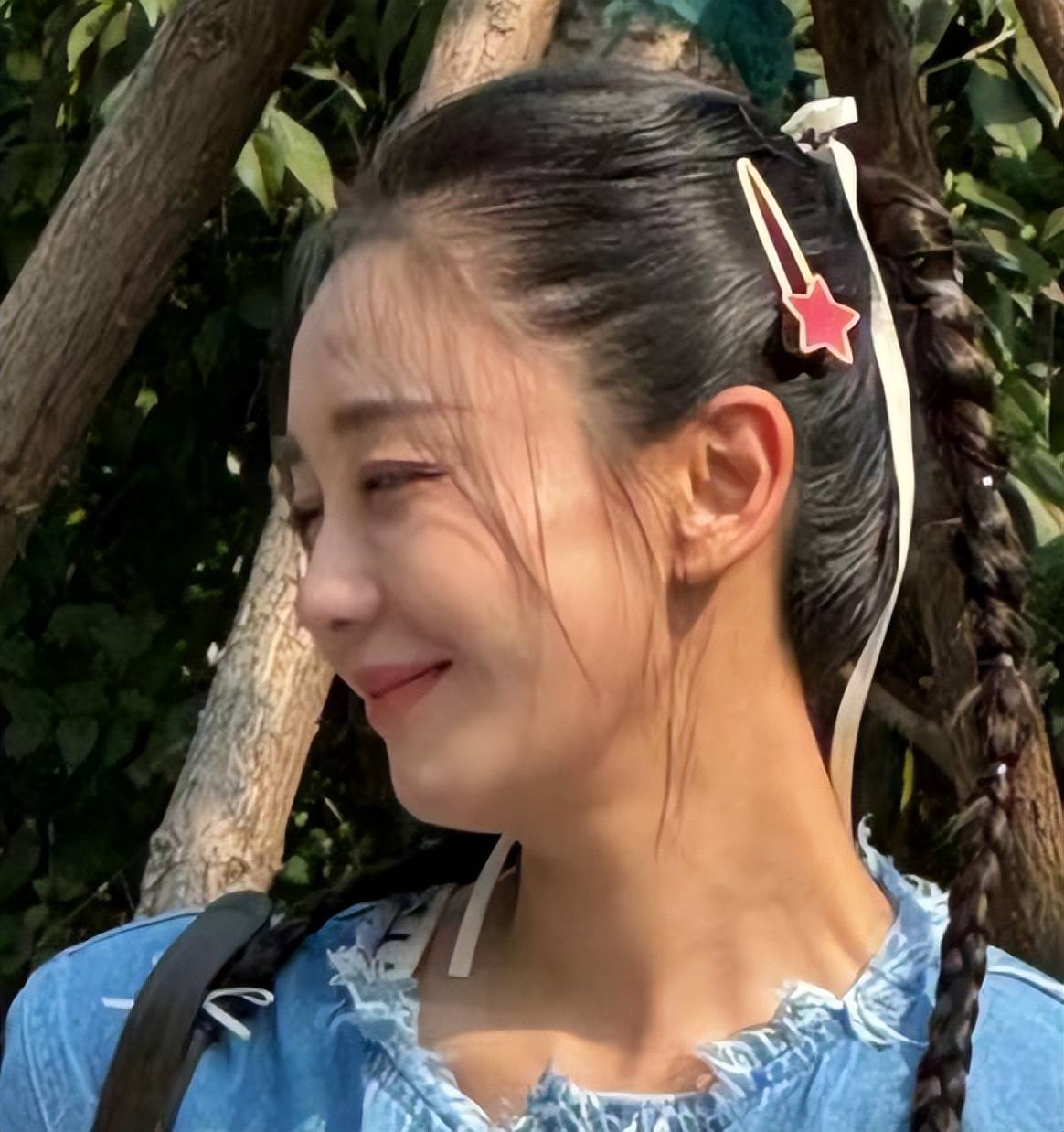 虽然五官不及李菲儿立体,但线条流畅自然,清新怡人,39岁的年纪看上去